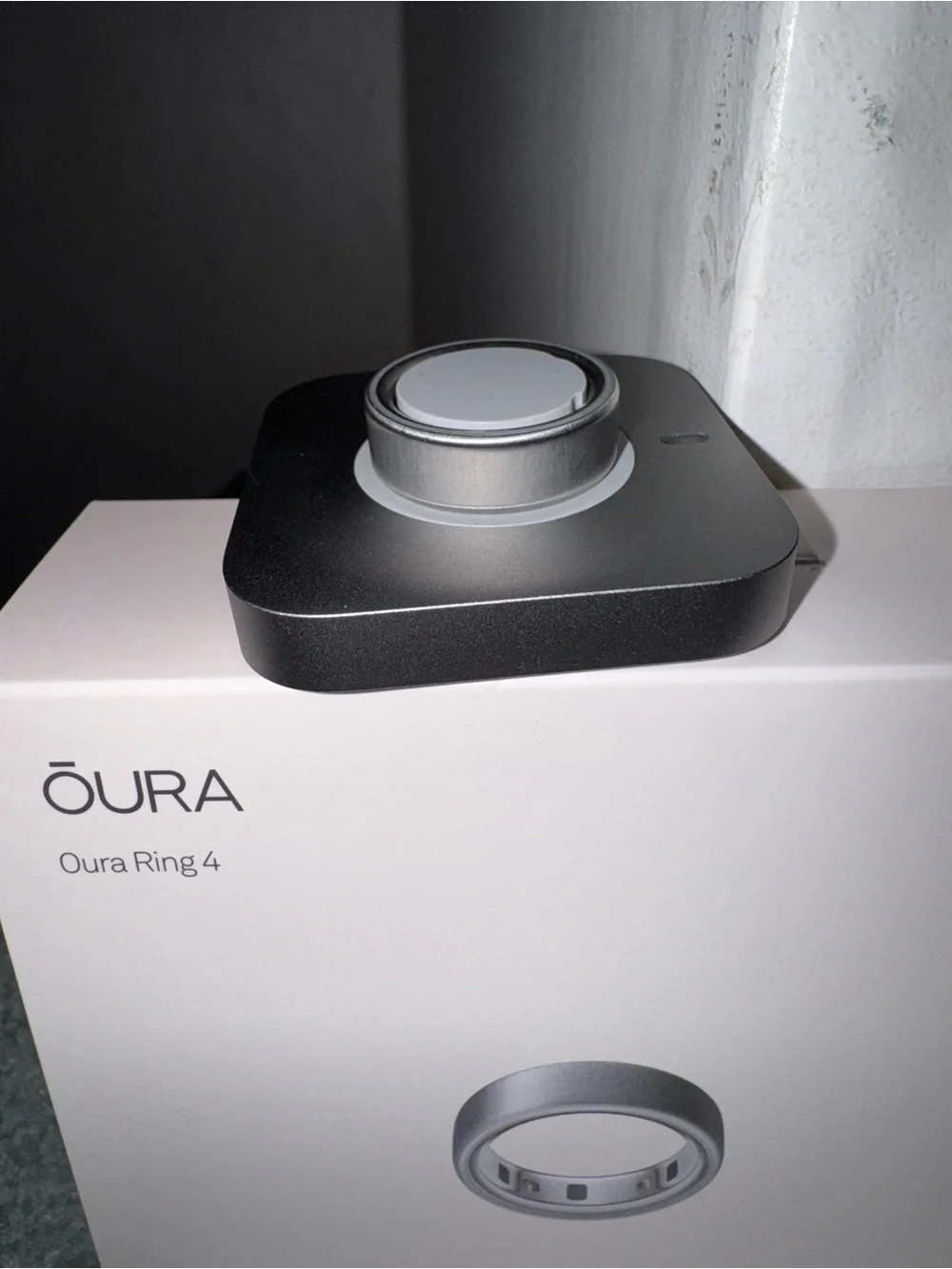 oura ring 4 size 9 brushed silver with 2 dock and battery charger